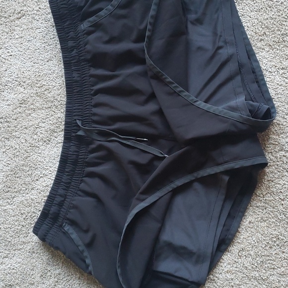 Under Armor Shorts with pockets - Picture 4 of 4